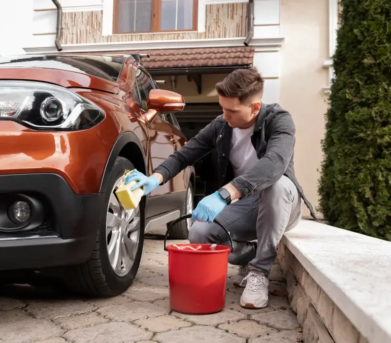 Lavage auto à domicile Courchelettes : professionnel intervenant sur un véhicule